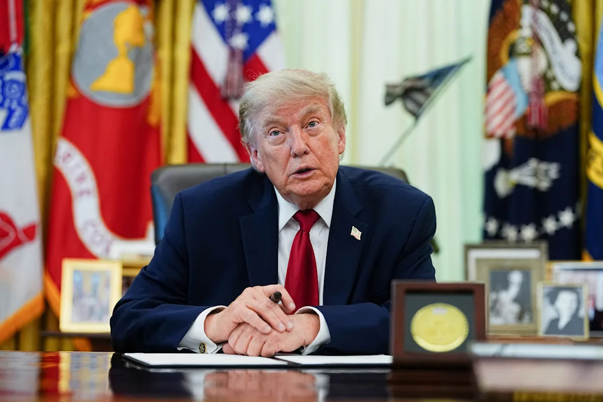 O presidente Donald Trump observa o dia em que assina uma ordem executiva sobre reparos de veículos no Salão Oval da Casa Branca em Washington, DC, EUA, 29 de junho de 2026.