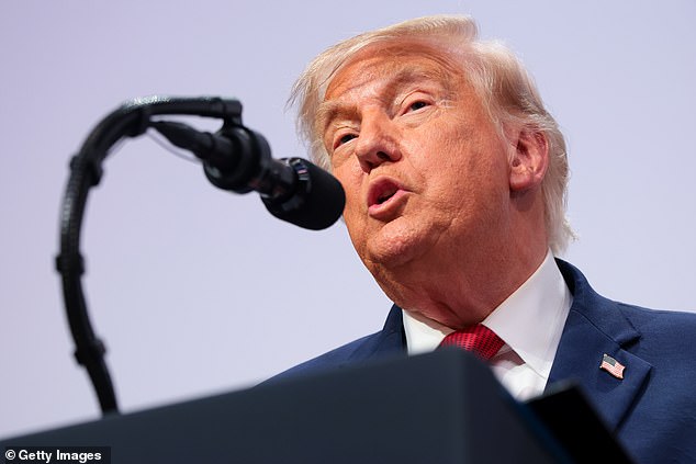 Num afastamento surpreendente de décadas de política externa estabelecida nos EUA, o Presidente Donald Trump revelou que um próximo acordo de paz com o Irão provavelmente permitirá ao regime manter os seus mísseis balísticos convencionais, argumentando que uma proibição total é irrealista porque “eles têm de ter alguns”