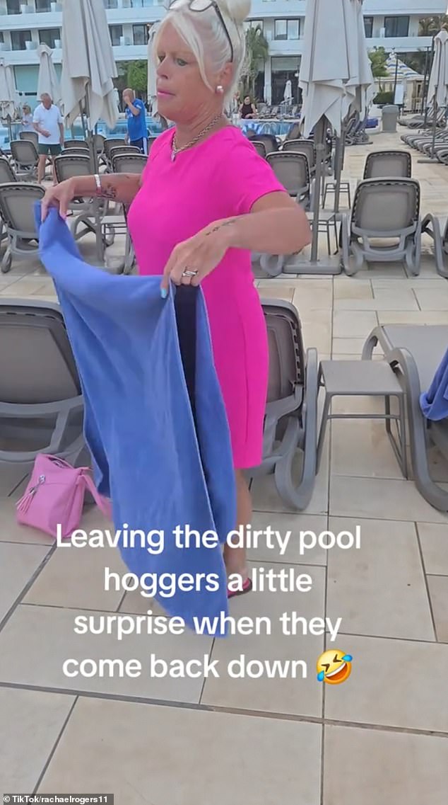 Rachel Rodgers tornou-se uma vigilante das espreguiçadeiras, incomodando os madrugadores, que ela acusou de ocupar os melhores lugares em frente à piscina de pijama e depois voltar direto para a cama por horas