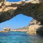A formação rochosa Kissing Elephant está localizada na ilha de Comino, em Malta (foto)