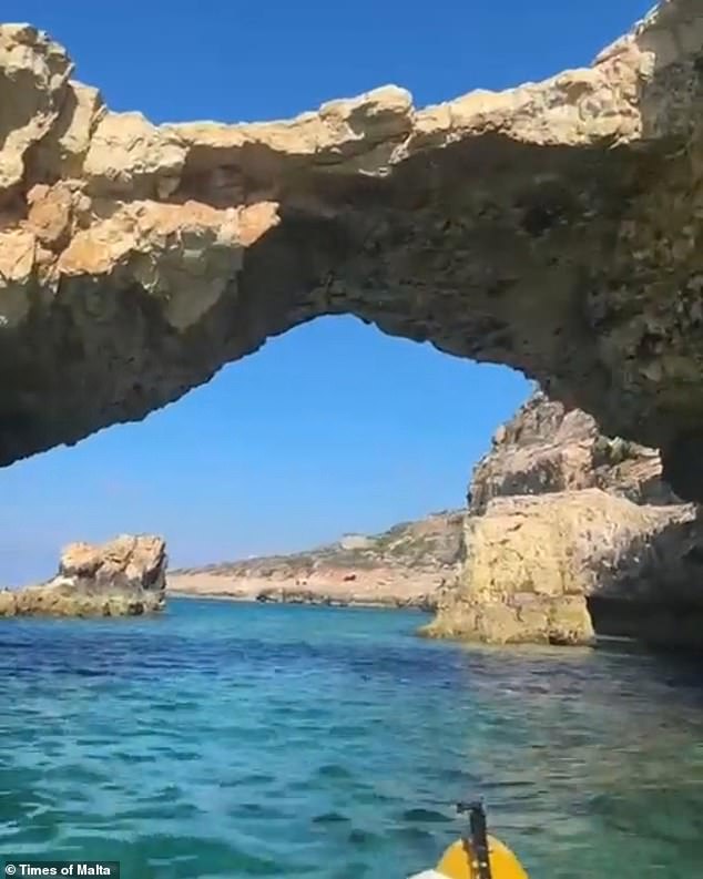 A formação rochosa Kissing Elephant está localizada na ilha de Comino, em Malta (foto)