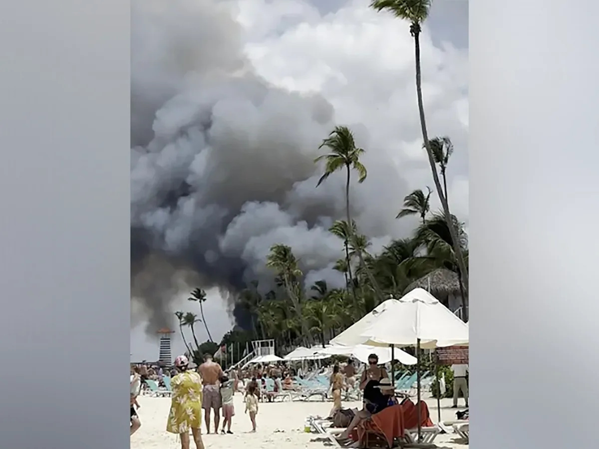 @nicole.lindsey.travels / Instagram - FOTO: Um grande incêndio é visto no resort Viva Dominicus Bayahibe, na província de La Altagracia, 19 de junho de 2026.