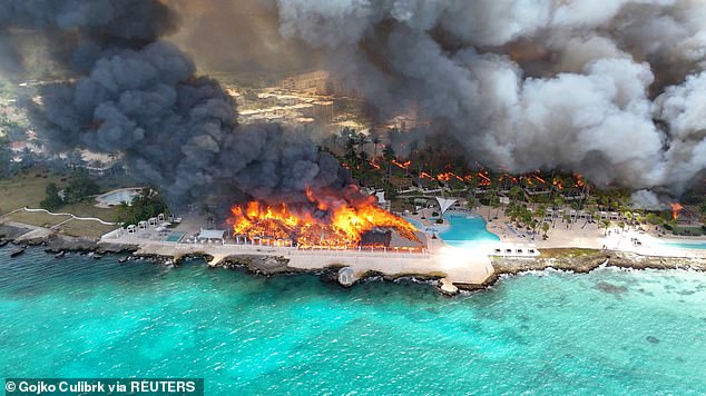 Uma visão de drone mostra um grande incêndio ocorrendo no Viva Dominicus Beach by Wyndham em Bayahibe, La Altagracia, República Dominicana. O incêndio matou uma mulher italiana