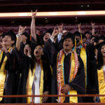 Alunos comemoram perto do final de uma cerimônia de formatura na Universidade do Texas em Austin, Texas, EUA, em 11 de maio de 2024.