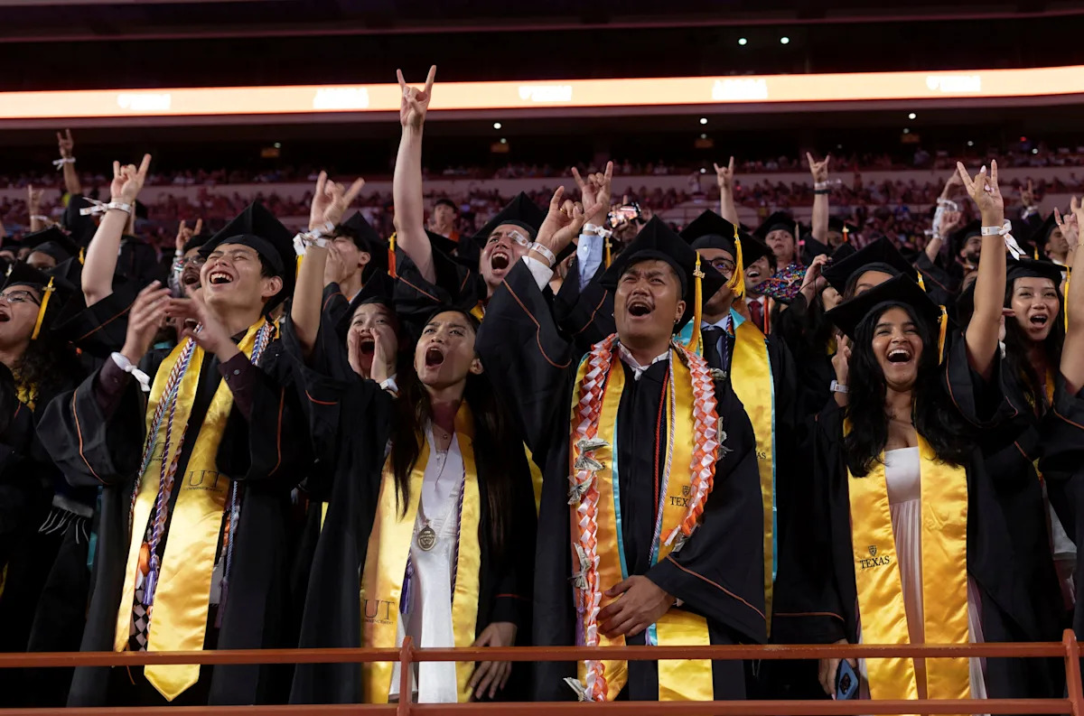 Alunos comemoram perto do final de uma cerimônia de formatura na Universidade do Texas em Austin, Texas, EUA, em 11 de maio de 2024.