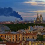 A Ucrânia lançou um ataque com drones em São Petersburgo esta manhã. Isso acontece depois que Kiev incendiou um importante porto petrolífero na cidade russa no início desta semana. Na foto: fumaça sobe para o céu em São Petersburgo após um ataque ucraniano na quarta-feira