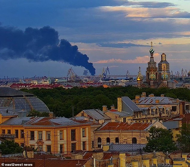 A Ucrânia lançou um ataque com drones em São Petersburgo esta manhã. Isso acontece depois que Kiev incendiou um importante porto petrolífero na cidade russa no início desta semana. Na foto: fumaça sobe para o céu em São Petersburgo após um ataque ucraniano na quarta-feira