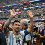 epa13057293 Lionel Messi, da Argentina, comemora com companheiros de equipe após vencer a partida da fase de grupos da Copa do Mundo FIFA 2026, Argentina contra a Áustria, em Dallas, EUA, 22 de junho de 2026. EPA/JEFFREY MCWHORTER