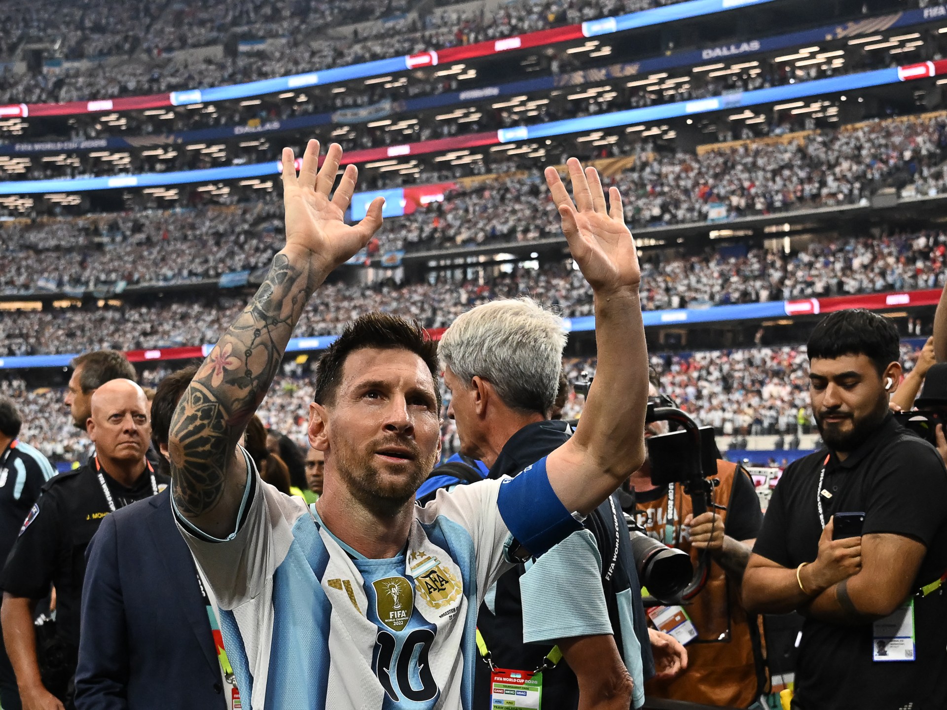 epa13057293 Lionel Messi, da Argentina, comemora com companheiros de equipe após vencer a partida da fase de grupos da Copa do Mundo FIFA 2026, Argentina contra a Áustria, em Dallas, EUA, 22 de junho de 2026. EPA/JEFFREY MCWHORTER