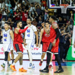 Os heróis do jogo 1, Justin Brownlee e RJ Abarrientos, durante o jogo 1 das finais da PBA Commissioner's Cup de 2026 entre Barangay Ginebra Gin Kings e TNT Tropang 5G.