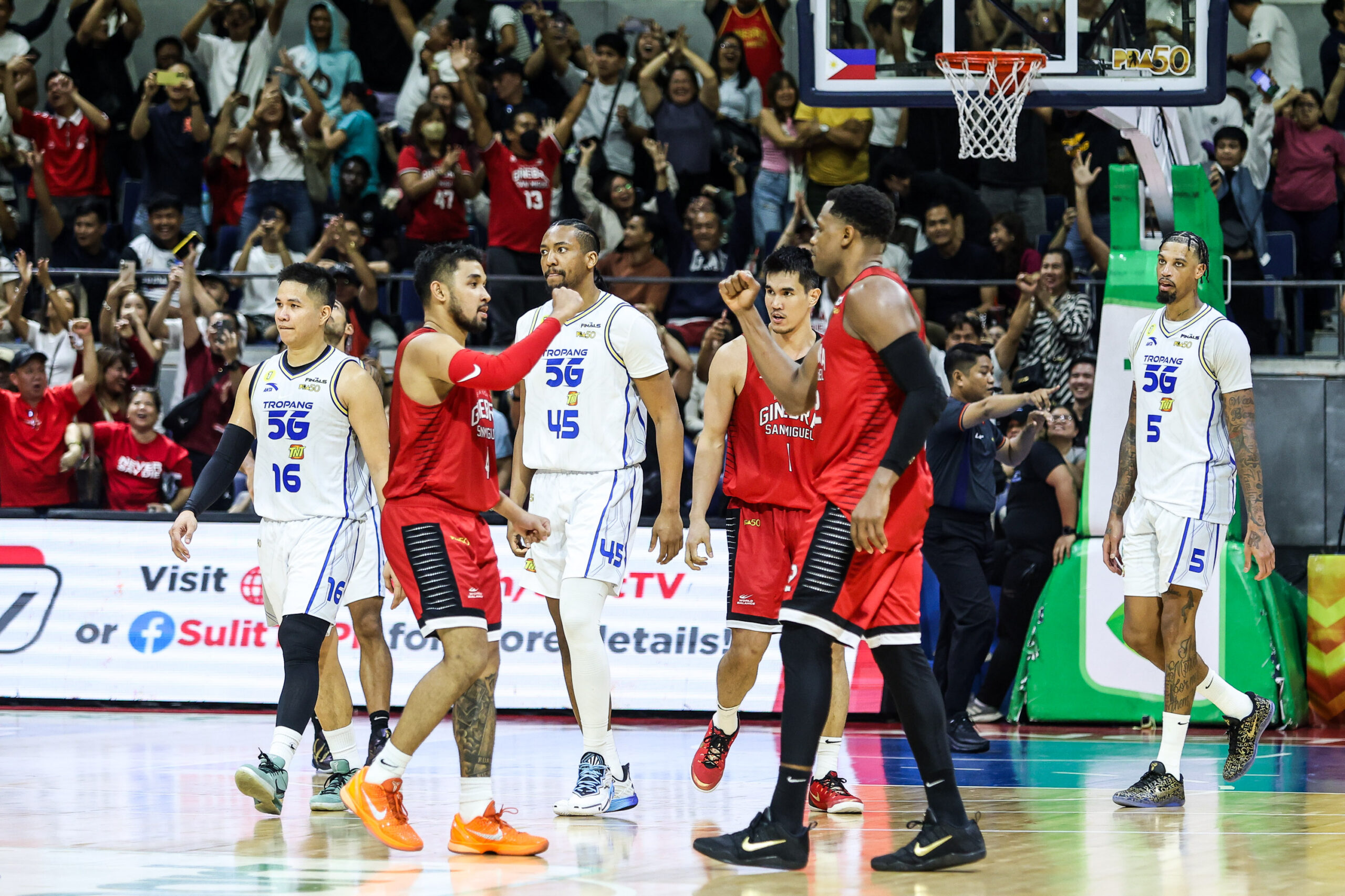 Os heróis do jogo 1, Justin Brownlee e RJ Abarrientos, durante o jogo 1 das finais da PBA Commissioner's Cup de 2026 entre Barangay Ginebra Gin Kings e TNT Tropang 5G.