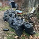 Um advogado enfrenta ficha criminal depois de retirar 200 sacos de lixo de um trecho do rio Roding em Barking