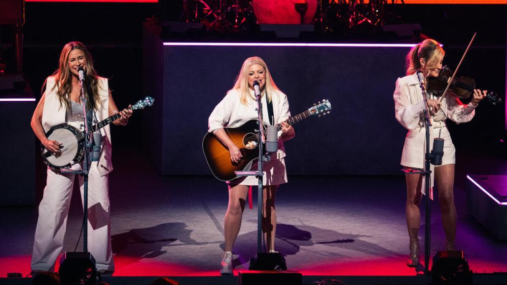 Um brinde às Chicks como a banda do Sesquicentenário, enquanto o grupo realiza o primeiro show nos EUA em três anos no Teatro Yaamava de SoCal: Revisão do concerto