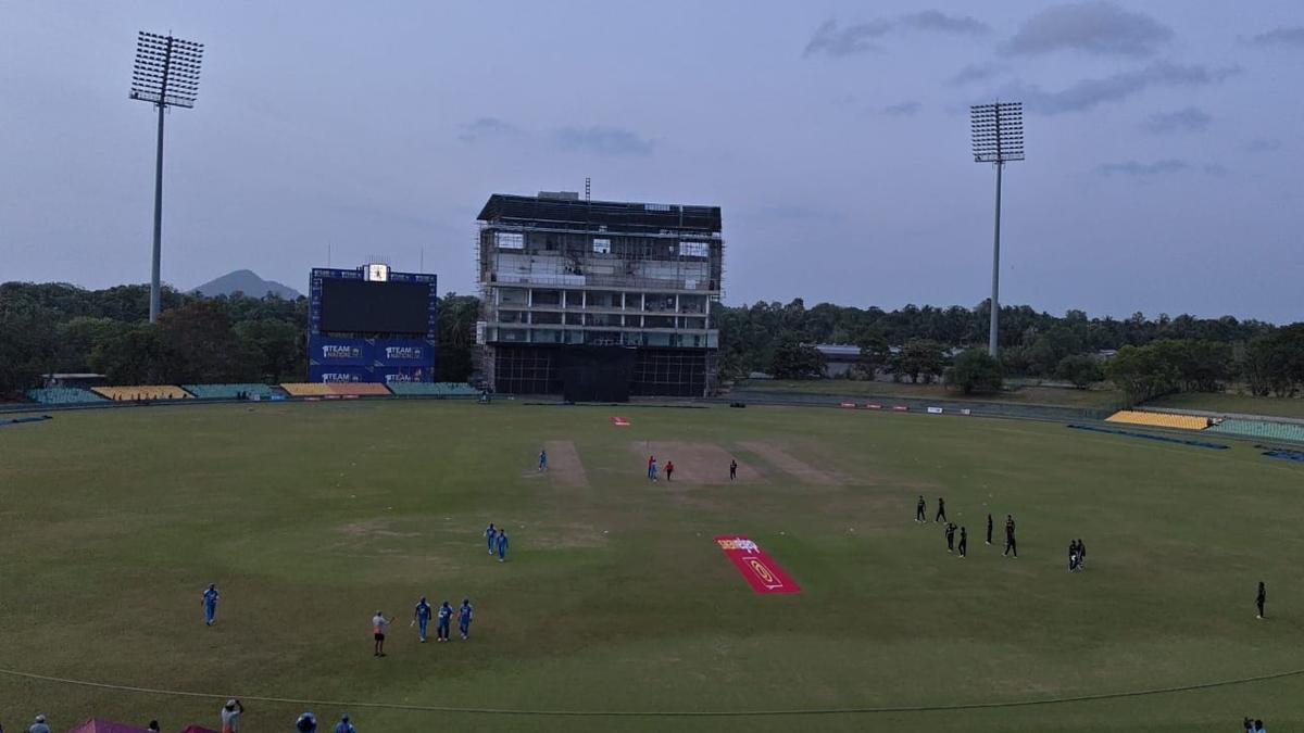 Um empate, um Super Over e uma noite de polêmica em Dambulla