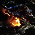 Um enorme incêndio em um armazém eclodiu em um armazém no oeste de Londres