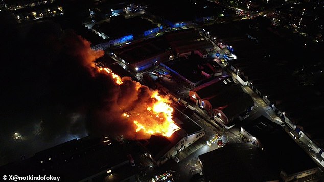 Um enorme incêndio em um armazém eclodiu em um armazém no oeste de Londres