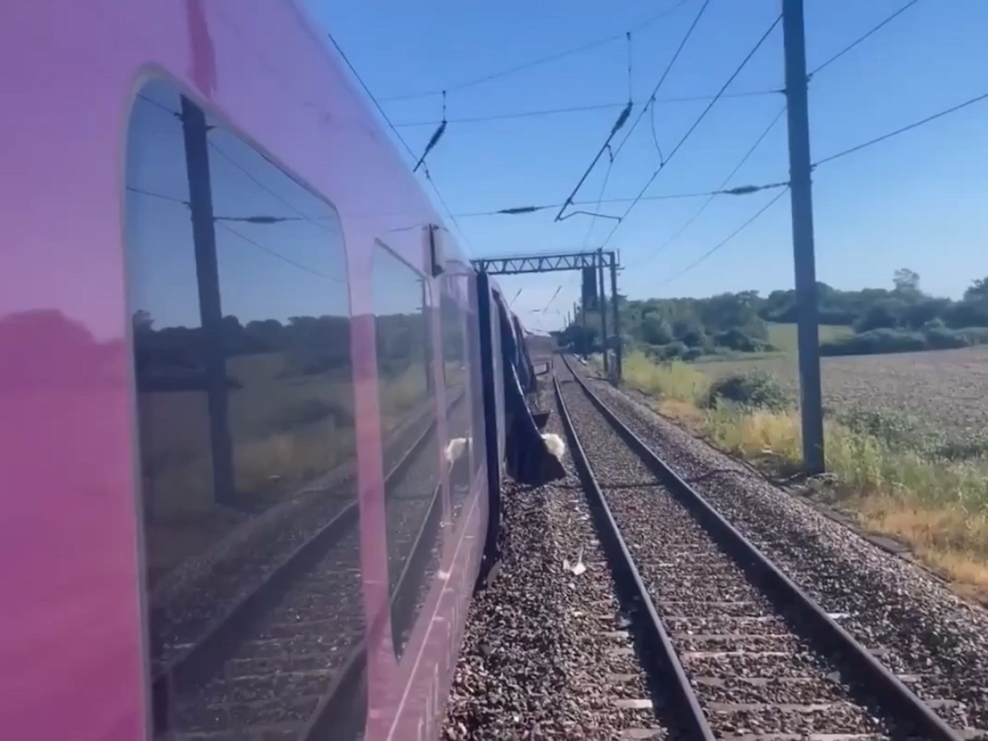 Um morto e 89 feridos após colisão de trem em Bedford, Reino Unido