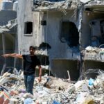 Um morto quando Israel atinge o sul do Líbano e emite ordens de deslocamento forçado