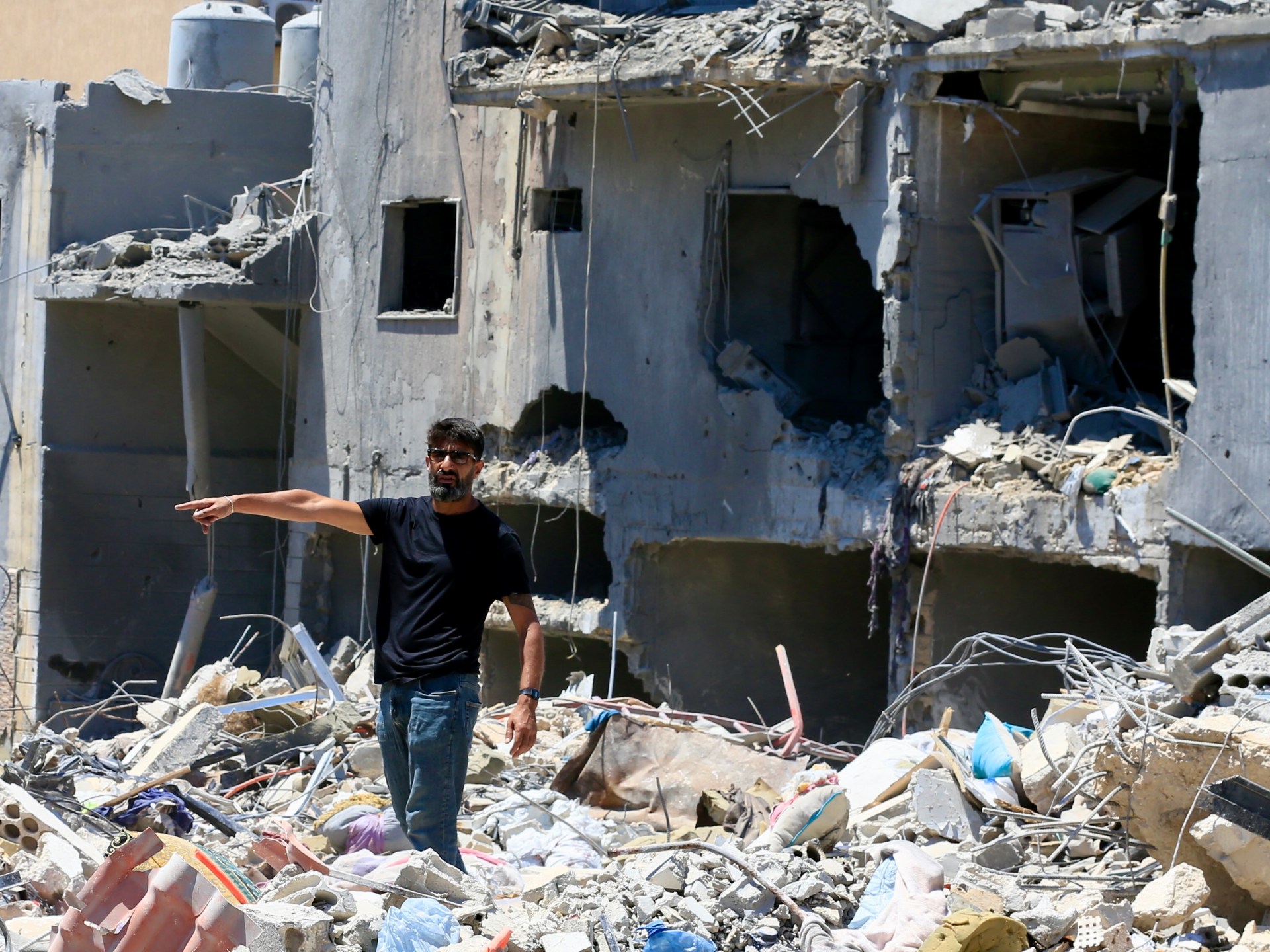 Um morto quando Israel atinge o sul do Líbano e emite ordens de deslocamento forçado