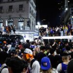 Um oficial da polícia de Nova York disse que eu poderia escalar uma placa de rua depois que os Knicks venceram as finais da NBA: ‘Esta é sua chance’