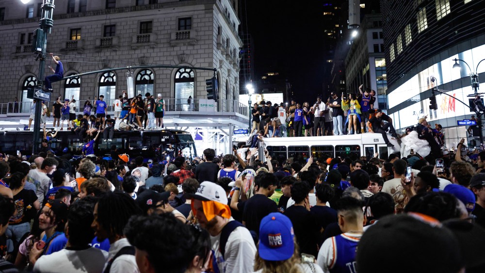 Um oficial da polícia de Nova York disse que eu poderia escalar uma placa de rua depois que os Knicks venceram as finais da NBA: ‘Esta é sua chance’