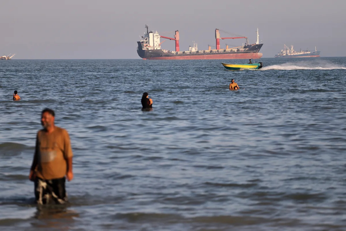 Um petroleiro navega no Estreito de Ormuz apesar das ameaças da Guarda Revolucionária do Irã