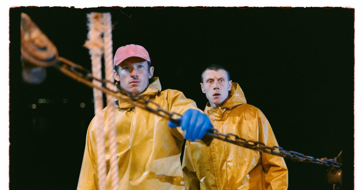 Um show em um barco de pesca se torna uma desventura cósmica na misteriosa 'Rosa de Nevada'