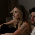 Uma Angelina Jolie hipnotizantemente vulnerável não consegue redimir totalmente 'Couture'