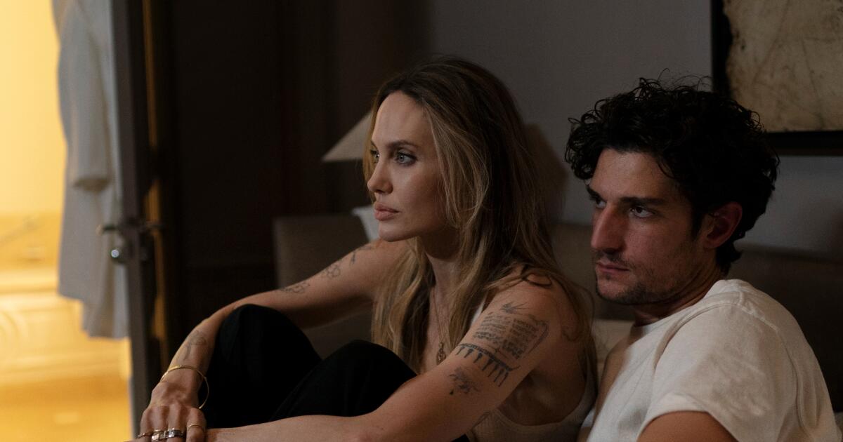 Uma Angelina Jolie hipnotizantemente vulnerável não consegue redimir totalmente 'Couture'
