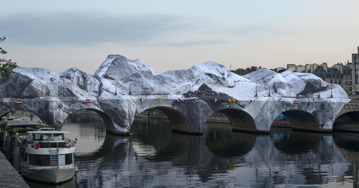 Uma montanha falsa e magia real transformam a ponte mais antiga de Paris