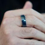 A lateral do Oura Ring 4 Ceramic