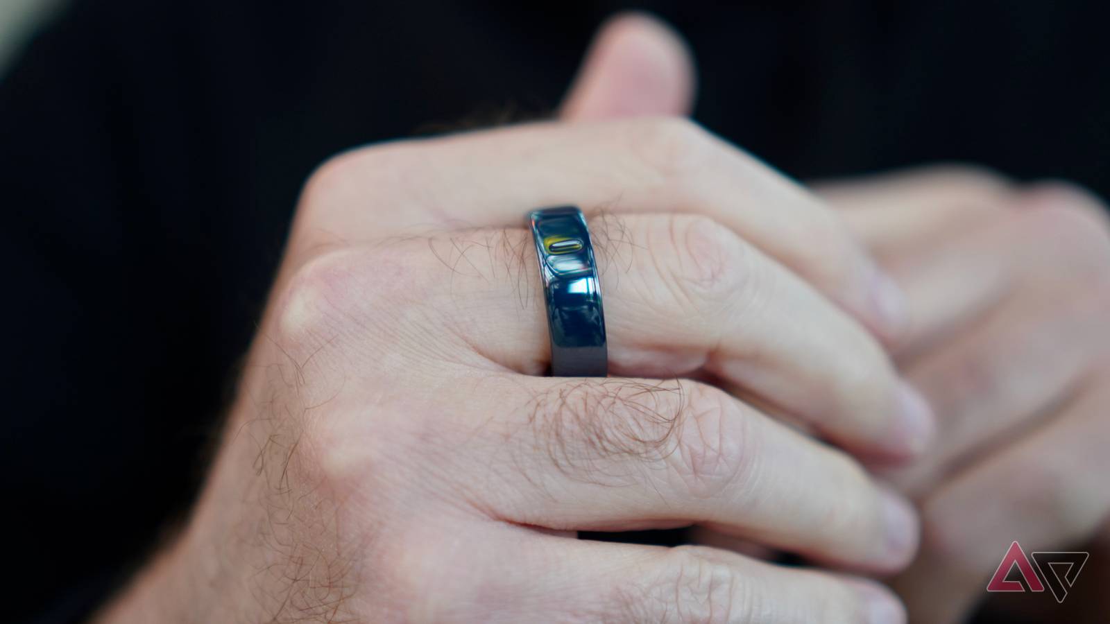 A lateral do Oura Ring 4 Ceramic