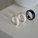 Uma imagem promocional de uma pessoa usando o Oura Ring 5
