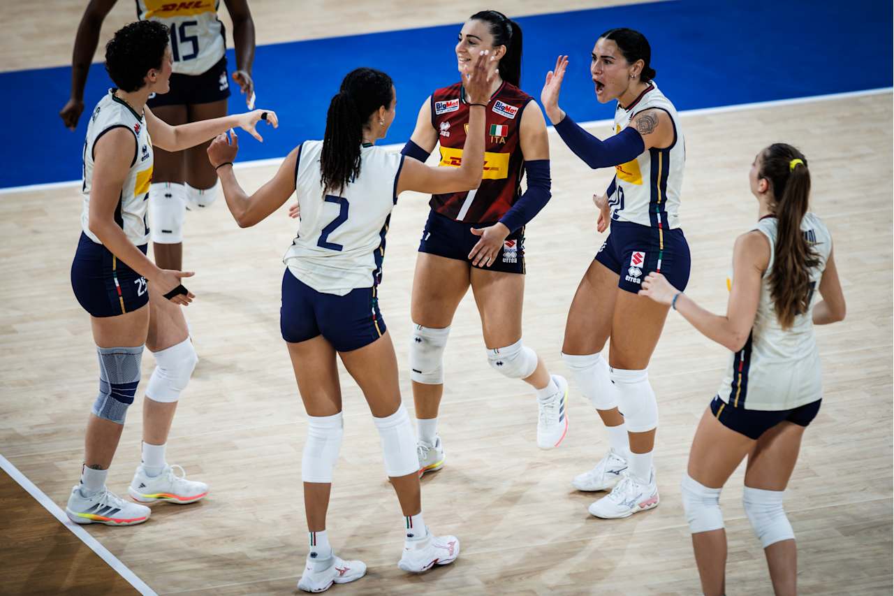 Itália em ação contra a República Tcheca durante um jogo da semana 2 feminina da Liga das Nações de Voleibol (VNL) na Philsports Arena em Pasig City.
