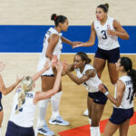 Jordan Thompson e a equipe dos EUA em ação contra a Liga das Nações de Voleibol da República Tcheca (VNL) na semana 2 feminina na PhilSports Arena em Pasig