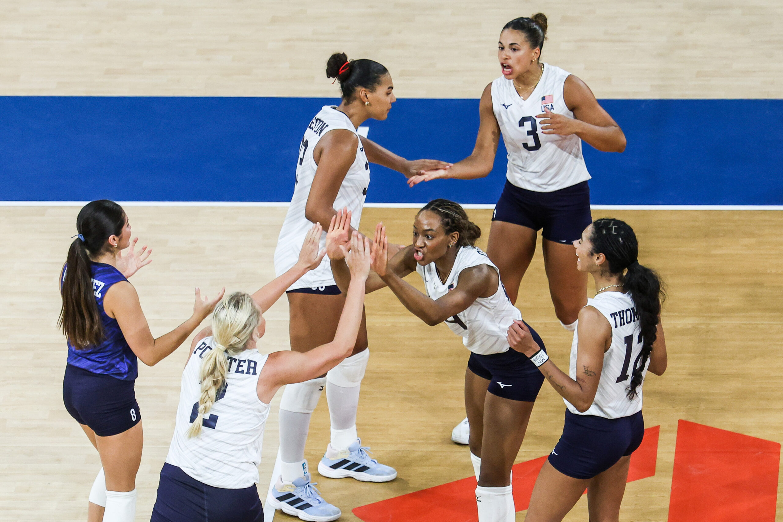Jordan Thompson e a equipe dos EUA em ação contra a Liga das Nações de Voleibol da República Tcheca (VNL) na semana 2 feminina na PhilSports Arena em Pasig