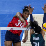 Stephanie Samedy, da equipe dos EUA, em ação durante um jogo contra a Itália na VNL Women's Week 2.