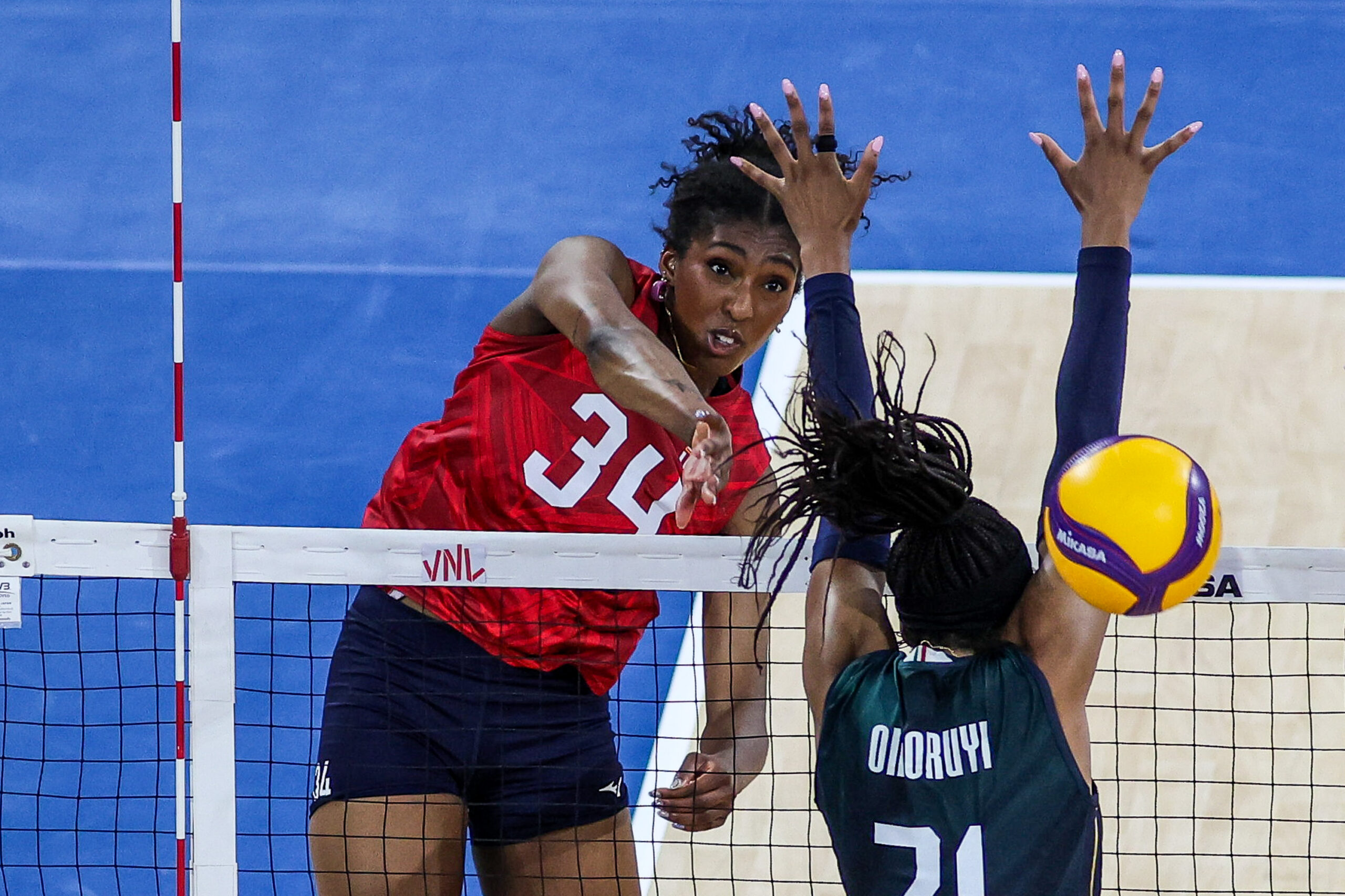 Stephanie Samedy, da equipe dos EUA, em ação durante um jogo contra a Itália na VNL Women's Week 2.