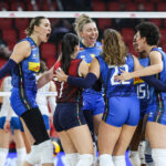 Itália em ação contra a Sérvia durante a VNL Semana 2 na PhilSports Arena em Pasig.