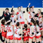 O Japão comemora após vencer a Tcheca na Semana 2 Feminina da VNL em Pasig City.
