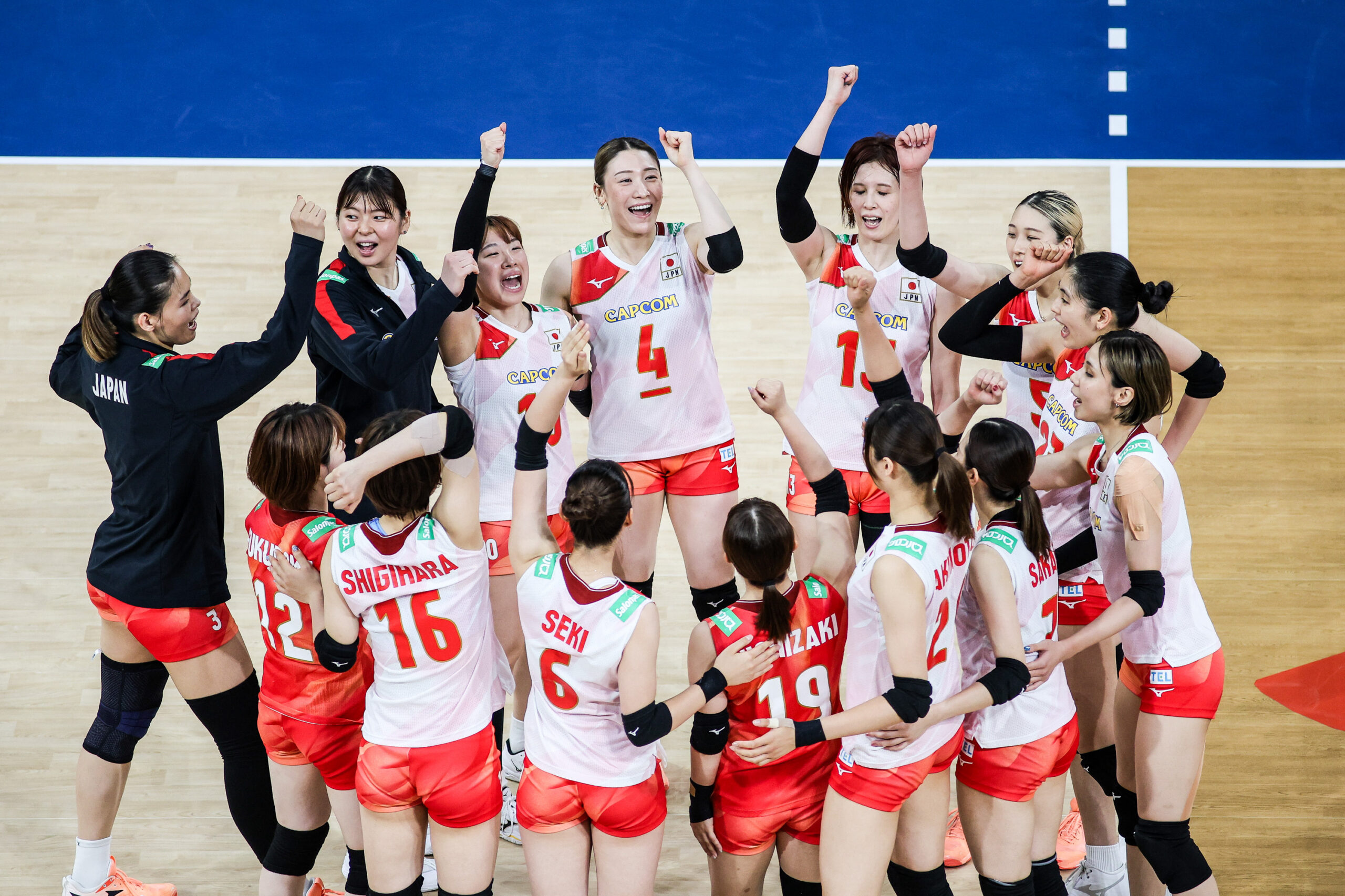 O Japão comemora após vencer a Tcheca na Semana 2 Feminina da VNL em Pasig City.
