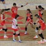 Japão em ação contra a Sérvia durante a Semana 2 Feminina da VNL na Philsports Arena.