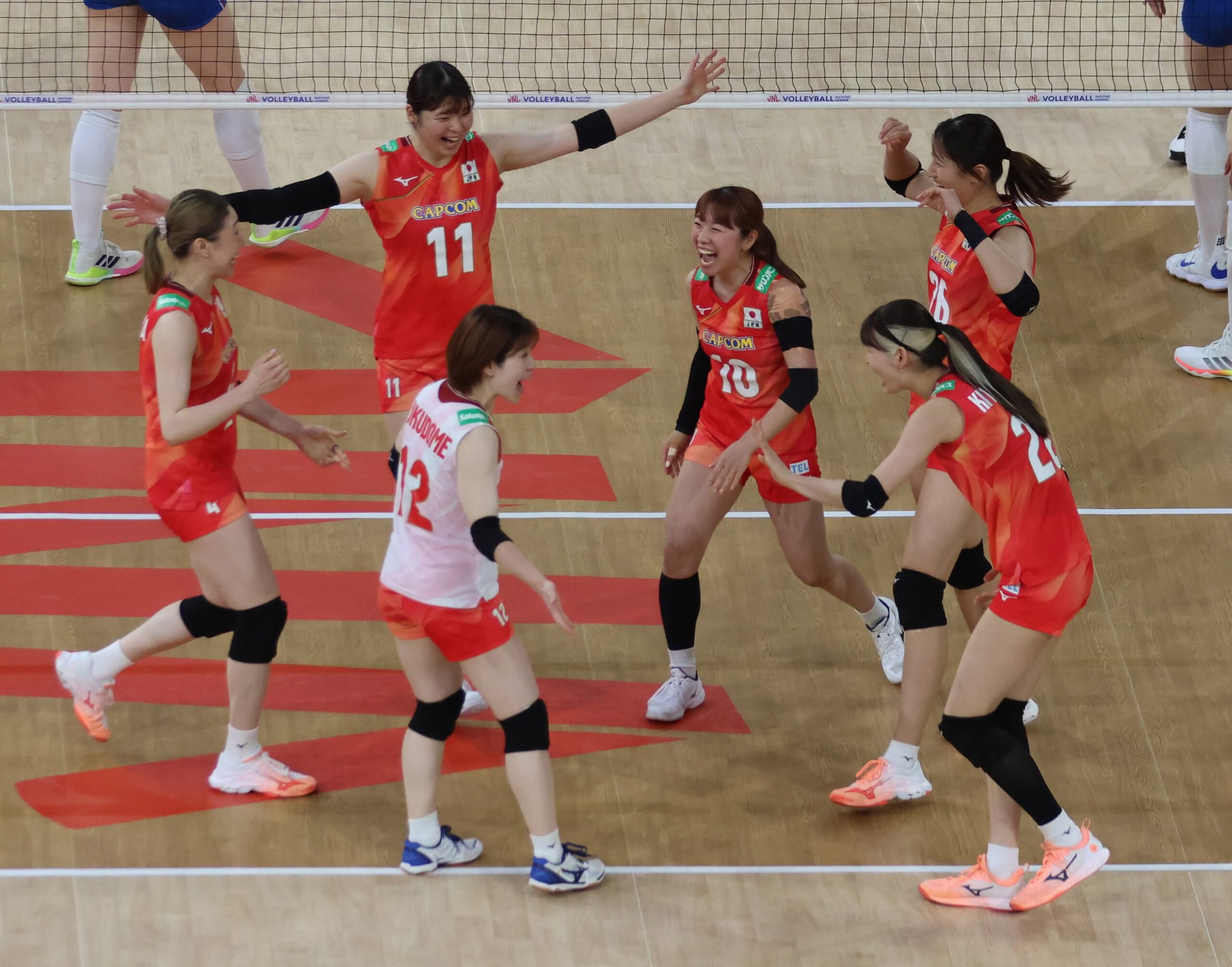 Japão em ação contra a Sérvia durante a Semana 2 Feminina da VNL na Philsports Arena.