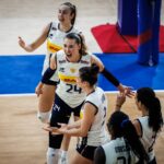 Kate Antropova e Itália durante um jogo contra a República Tcheca na semana 2 feminina da Liga das Nações de Voleibol (VNL) na Philsports Arena em Pasig City.