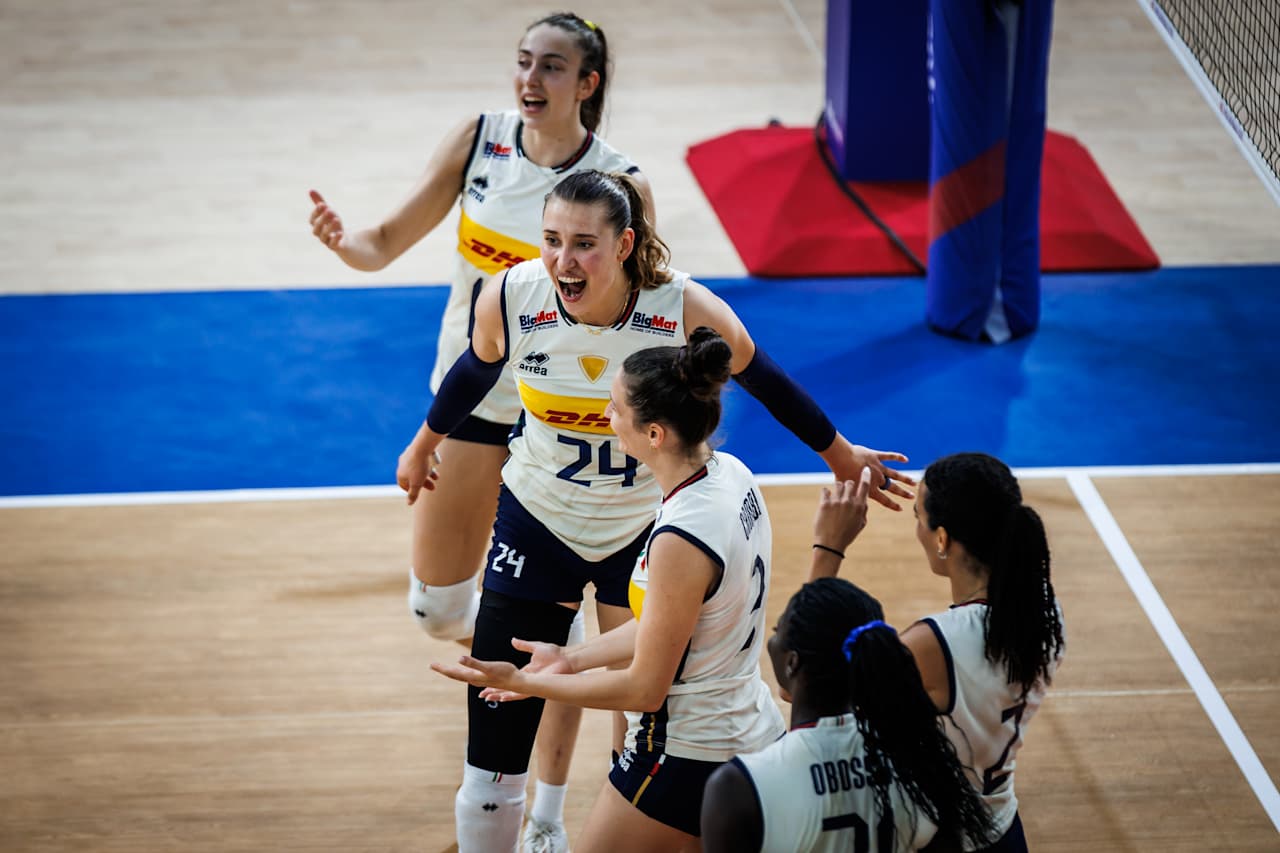 Kate Antropova e Itália durante um jogo contra a República Tcheca na semana 2 feminina da Liga das Nações de Voleibol (VNL) na Philsports Arena em Pasig City.