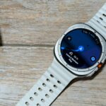 Samsung Galaxy Watch Ultra com um gato preto na tela inicial