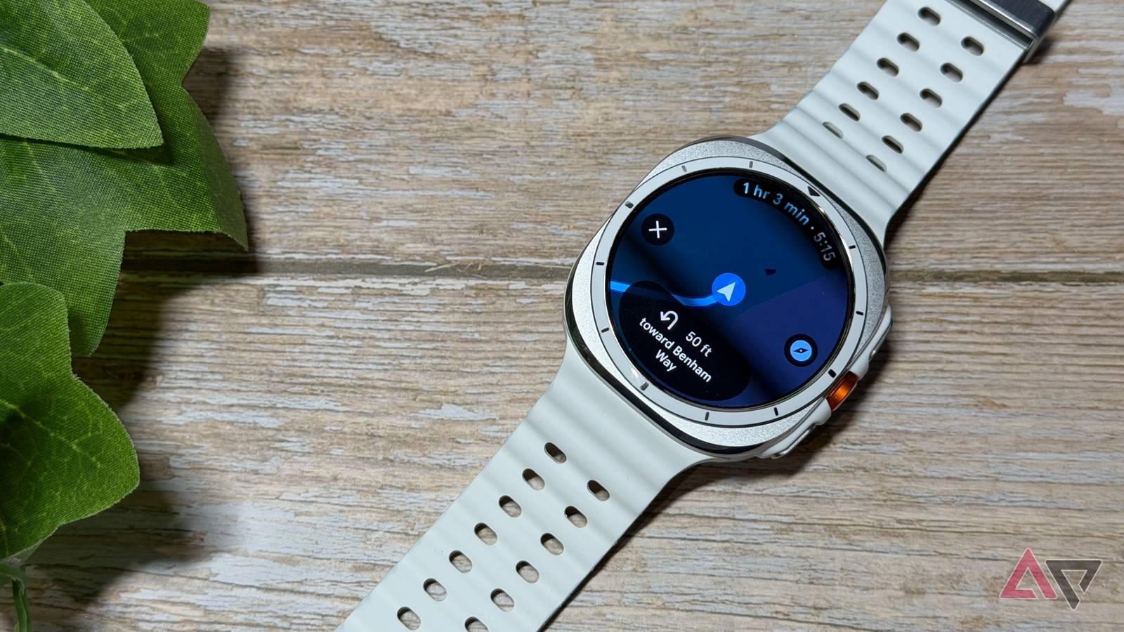 Samsung Galaxy Watch Ultra com um gato preto na tela inicial