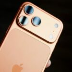 Veja como a Apple (mais ou menos) filmou um jogo da MLS inteiramente com iPhones | A foto mostra o iPhone 17 Pro Max em Cosmic Orange