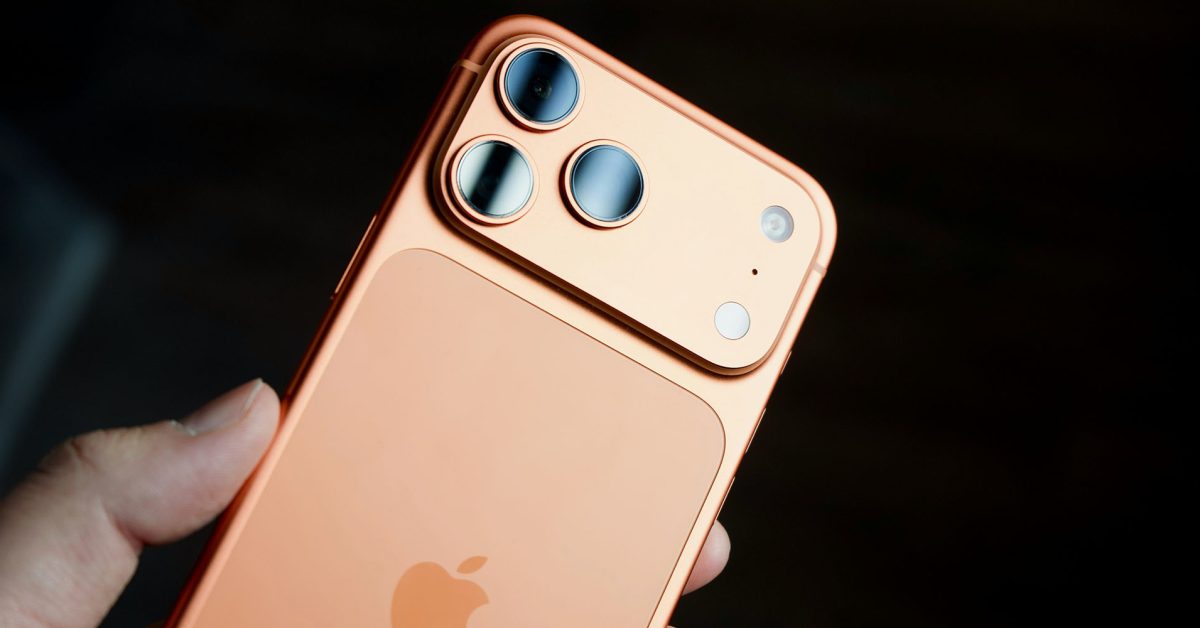 Veja como a Apple (mais ou menos) filmou um jogo da MLS inteiramente com iPhones | A foto mostra o iPhone 17 Pro Max em Cosmic Orange