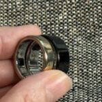 Anéis na minha mão. Da esquerda para a direita: anéis normais, Oura Ring 5 em ouro, Oura Ring 4 em preto